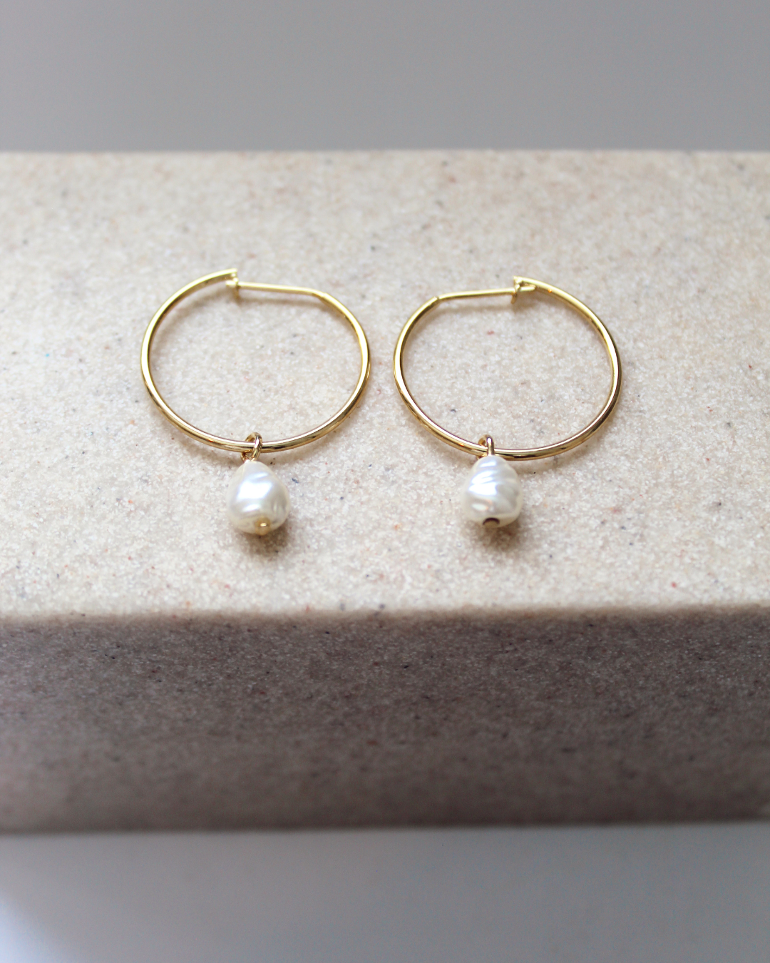 Aros argolla y perla bañados en oro 18k