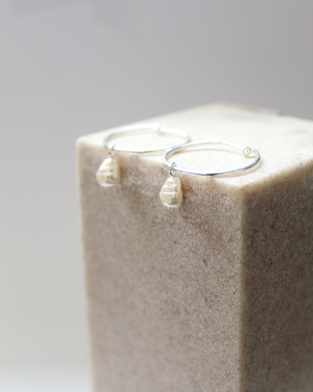 Aros argolla y perla bañados en plata 925