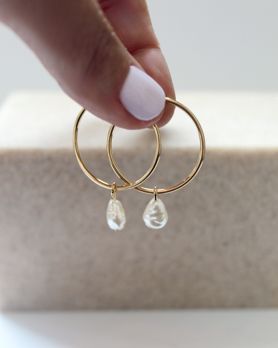 Aros argolla y perla bañados en oro 18k