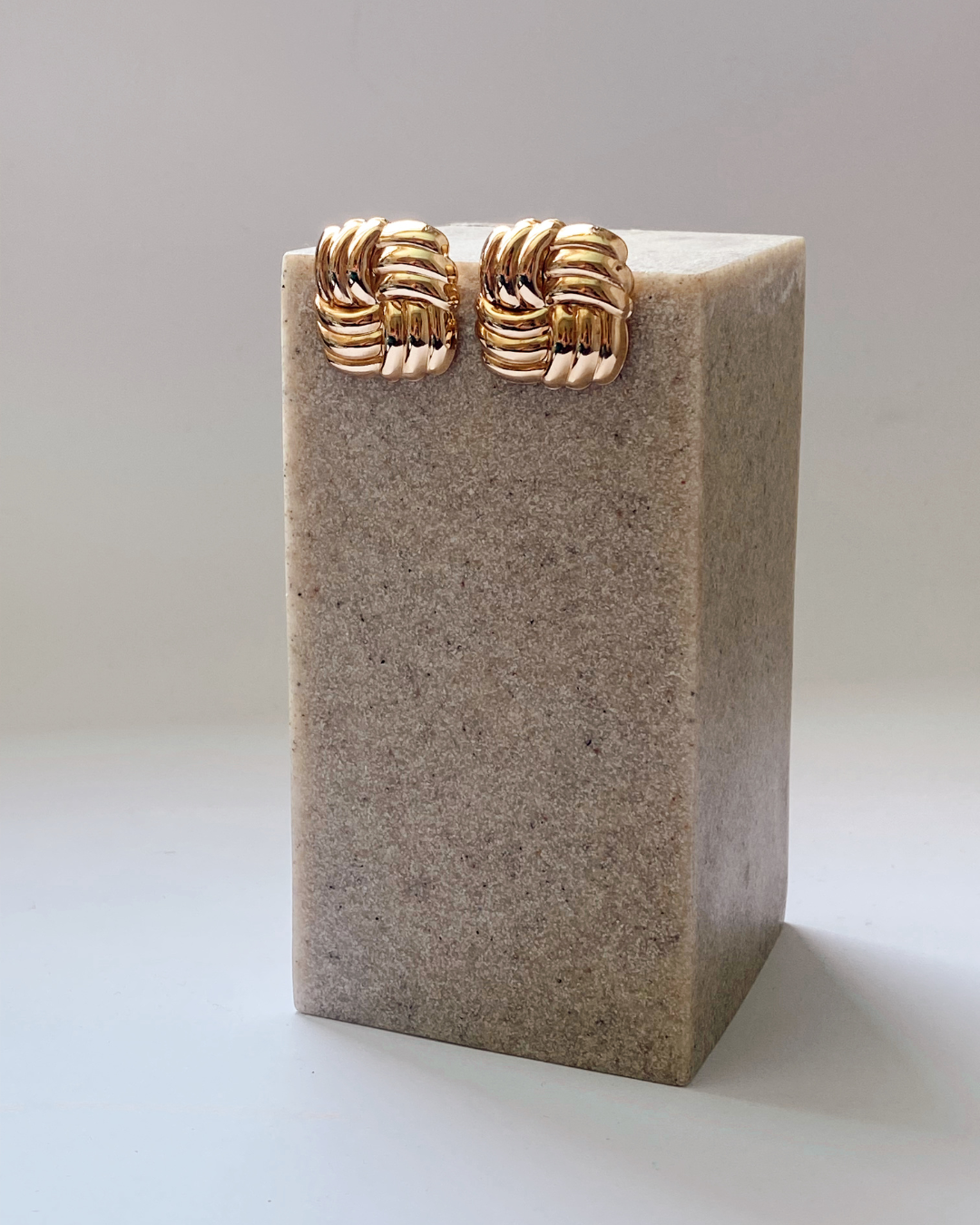 Aros dorados vintage cuadrados