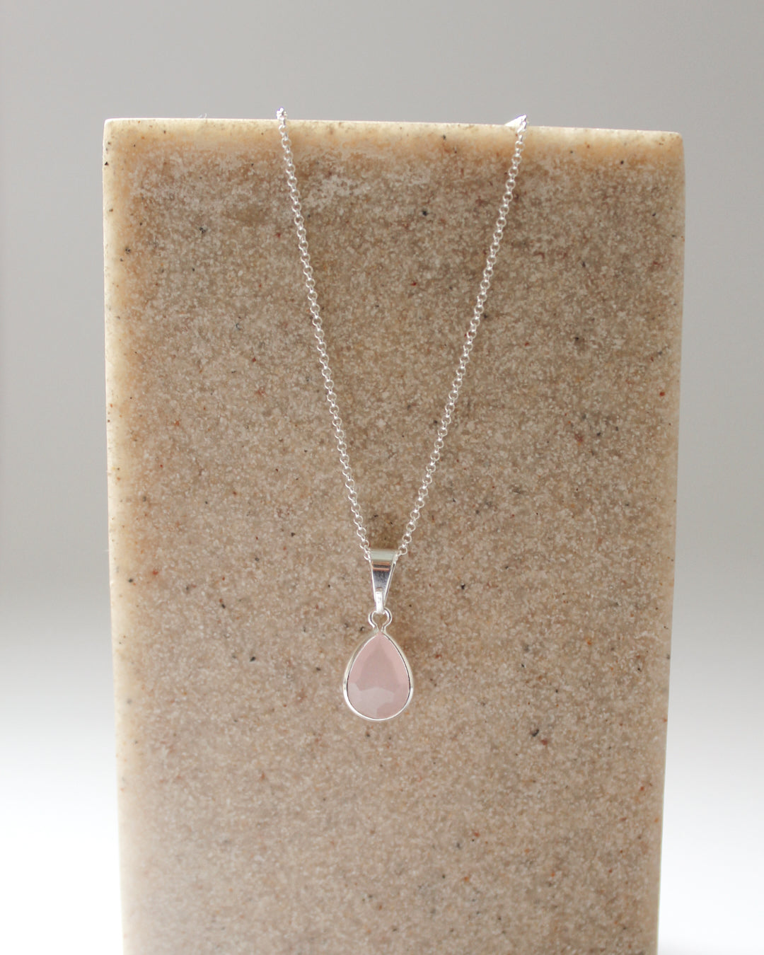 Collar cuarzo rosado bañado en plata 925