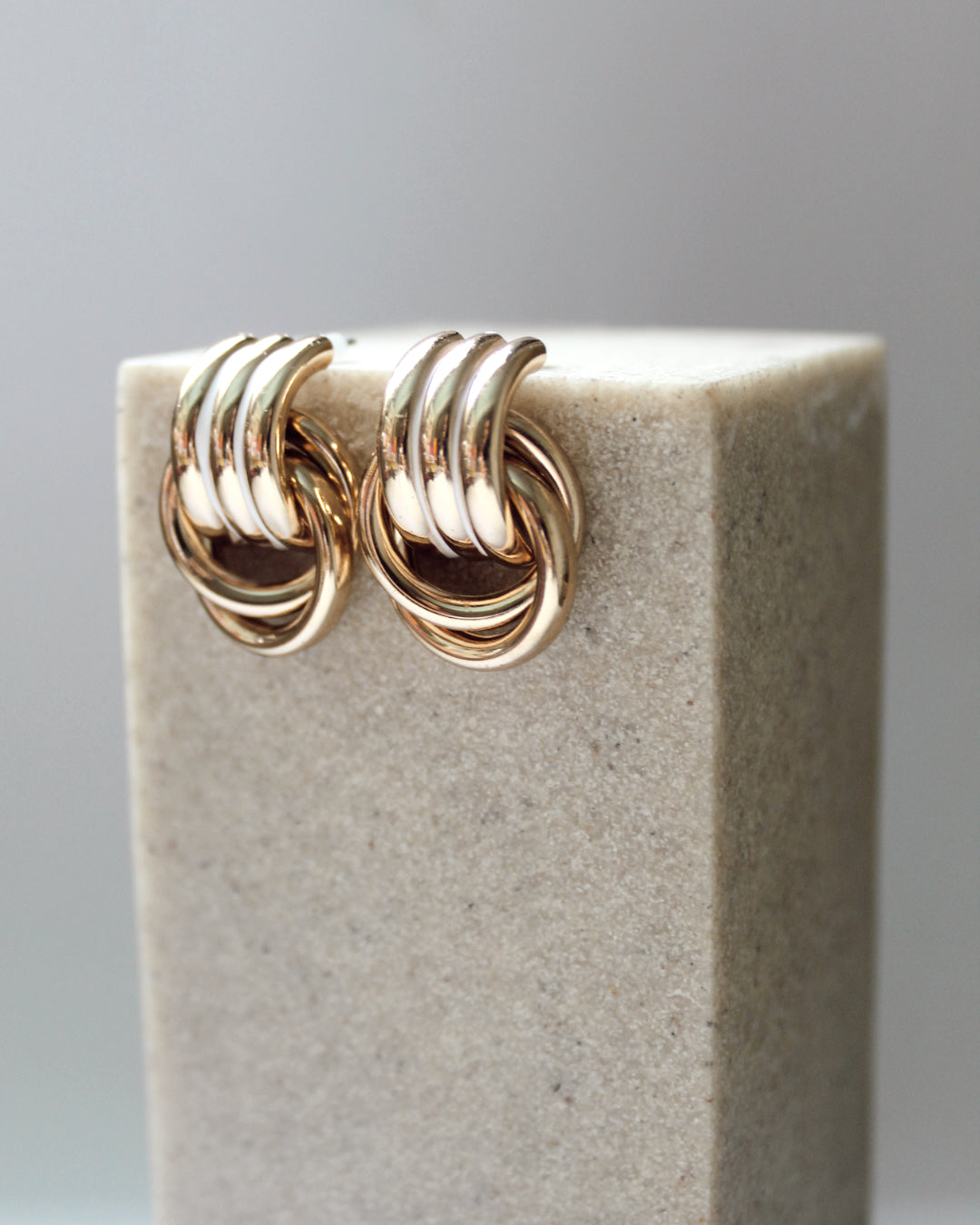 Aros argollas cruzadas dorados