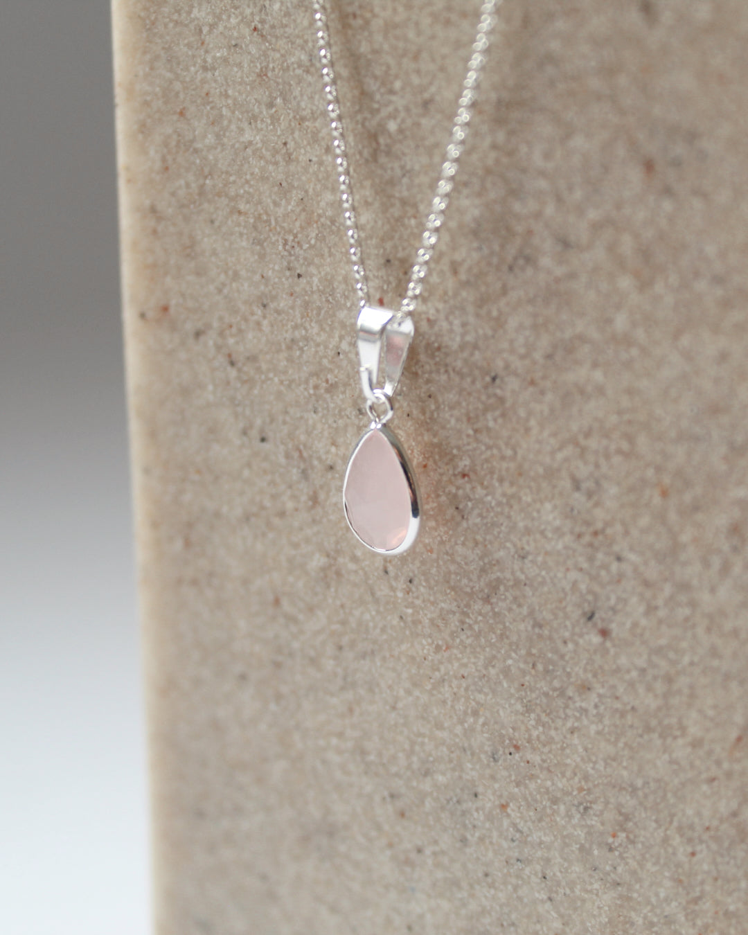 Collar cuarzo rosado bañado en plata 925