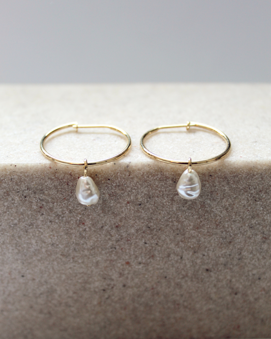 Aros argolla y perla bañados en oro 18k