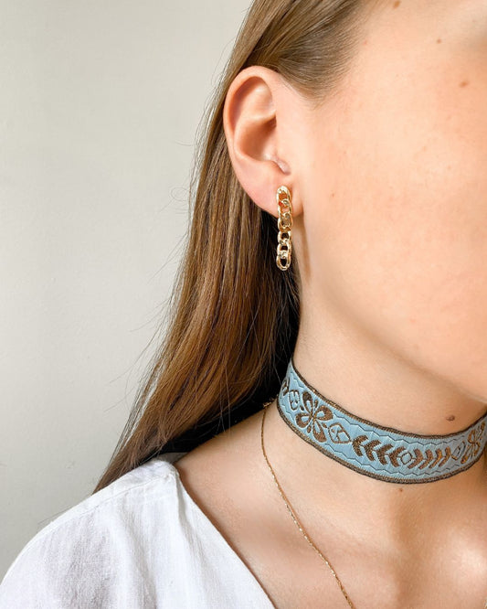 Choker celeste de cinta bordado