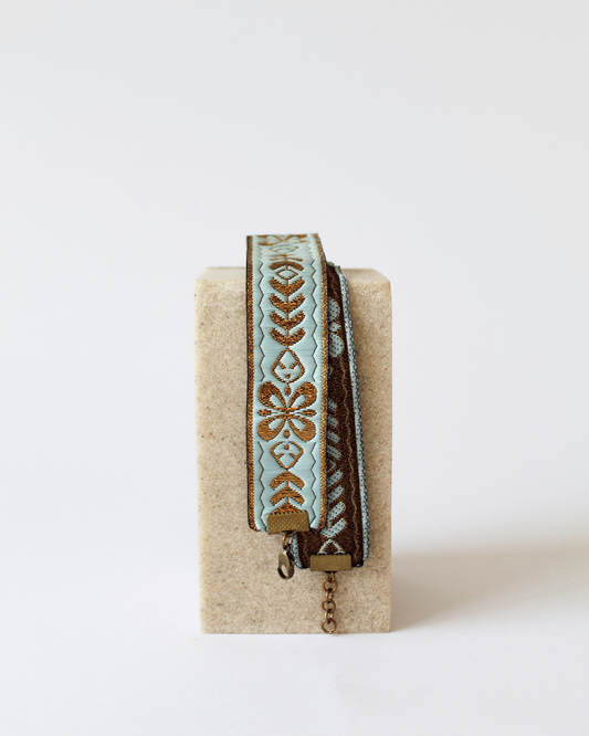 Choker celeste de cinta bordado