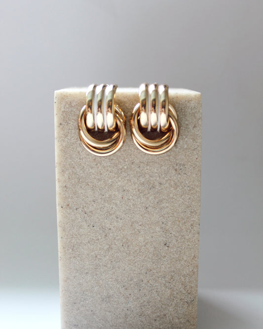 Aros argollas cruzadas dorados